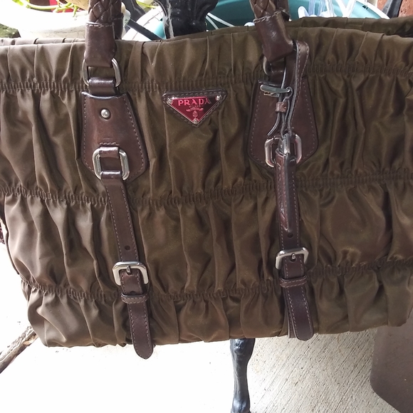 LADIES HANDBAG BY PRADA - Picture 4 of 5